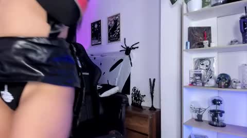 Snapshot of ravenwitch_ chatting on 11/28/25, 08:11 Raven Witch online show from 11/28/25, 08:11