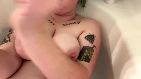 Snapshot of ravyn_xoxo chatting on 12/21/24, 04:41 Ravynn 3 online show from 12/21/24, 04:41