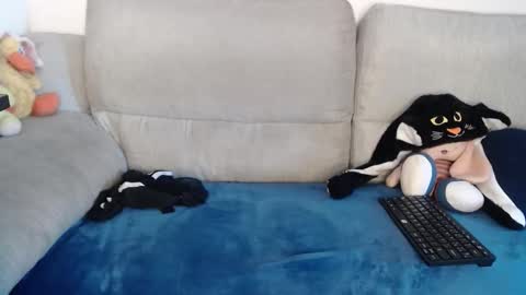 Snapshot of raycatt chatting on 10/05/25, 04:27 Ray online show from 10/05/25, 04:27