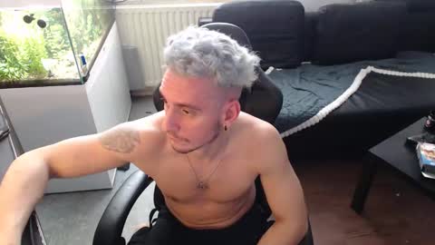 Rayzel online show from 01/11/26, 02:11