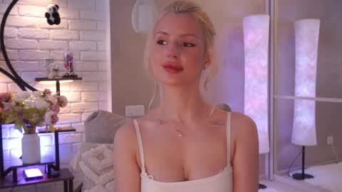 Snapshot of realcrystal chatting on 03/04/26, 06:19 Grace online show from 03/04/26, 06:19