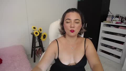 Snapshot of rebeca_milf chatting on 12/06/24, 02:02 REBECA online show from 12/06/24, 02:02