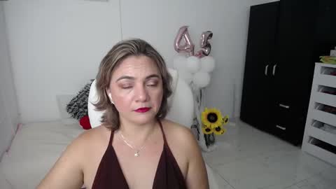 Snapshot of rebeca_milf chatting on 01/27/25, 11:54 REBECA online show from 01/27/25, 11:54