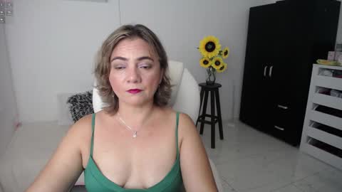 Snapshot of rebeca_milf chatting on 02/05/25, 10:12 REBECA online show from 02/05/25, 10:12