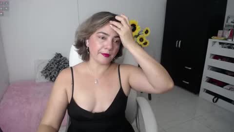 Snapshot of rebeca_milf chatting on 02/18/25, 11:33 REBECA online show from 02/18/25, 11:33