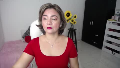 Snapshot of rebeca_milf chatting on 02/19/25, 11:38 REBECA online show from 02/19/25, 11:38