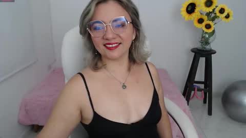 Snapshot of rebeca_milf chatting on 09/23/25, 12:30 REBECA online show from 09/23/25, 12:30