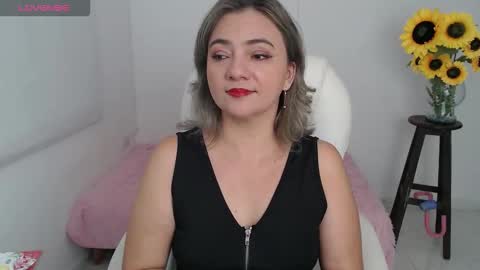 Snapshot of rebeca_milf chatting on 09/29/25, 12:43 REBECA online show from 09/29/25, 12:43
