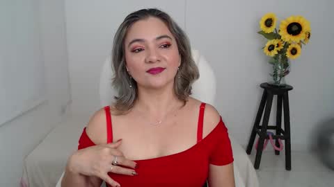 Snapshot of rebeca_milf chatting on 10/24/25, 01:40 REBECA online show from 10/24/25, 01:40