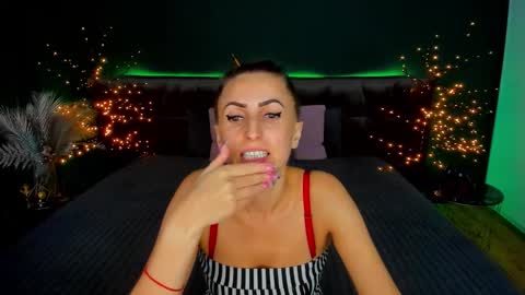 Snapshot of rebecca_diamonds chatting on 09/13/25, 12:05 rebecca_diamonds online show from 09/13/25, 12:05