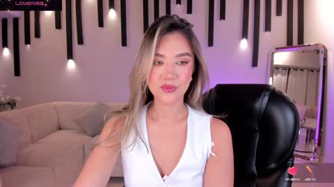 Snapshot of rebeccahudson_ chatting on 01/30/25, 03:22 Rebe online show from 01/30/25, 03:22