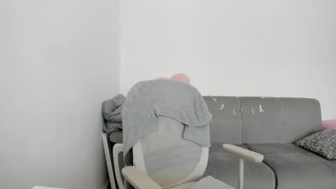 Snapshot of red19910107 chatting on 02/11/25, 12:37 Lolanaturalred online show from 02/11/25, 12:37