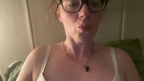 Snapshot of red_head_rosie_69 chatting on 09/19/25, 04:25 Rosie online show from 09/19/25, 04:25