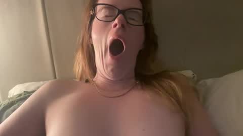 Snapshot of red_head_rosie_69 chatting on 09/22/25, 04:25 Rosie online show from 09/22/25, 04:25