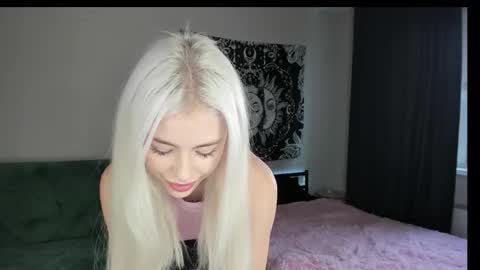 Snapshot of red_qwe chatting on 11/03/25, 08:59 Erika online show from 11/03/25, 08:59