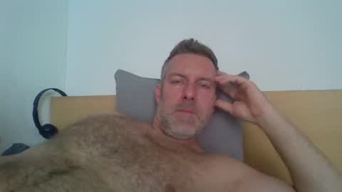 Snapshot of redandbluecloud chatting on 09/17/25, 06:48 Red online show from 09/17/25, 06:48