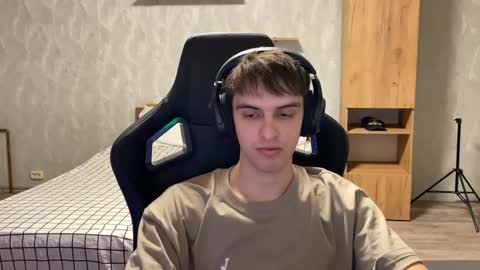 Snapshot of redbullshine chatting on 09/20/25, 01:34 redbullshine online show from 09/20/25, 01:34