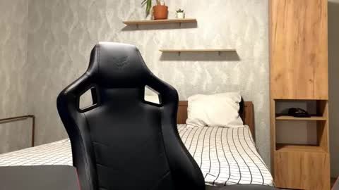 Snapshot of redbullshine chatting on 09/23/25, 01:36 redbullshine online show from 09/23/25, 01:36