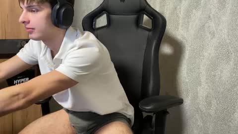 Snapshot of redbullshine chatting on 10/08/25, 06:38 redbullshine online show from 10/08/25, 06:38