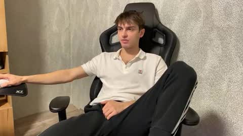 Snapshot of redbullshine chatting on 10/11/25, 02:44 redbullshine online show from 10/11/25, 02:44