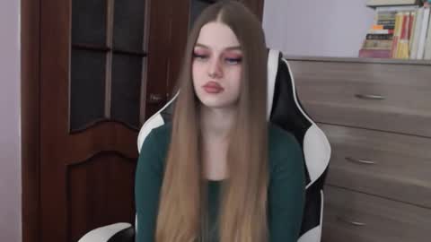 Lily online show from 11/08/25, 02:45