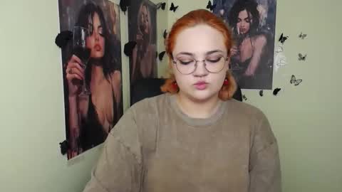 Snapshot of redhotqueen1 chatting on 05/02/26, 09:03 Rina online show from 05/02/26, 09:03