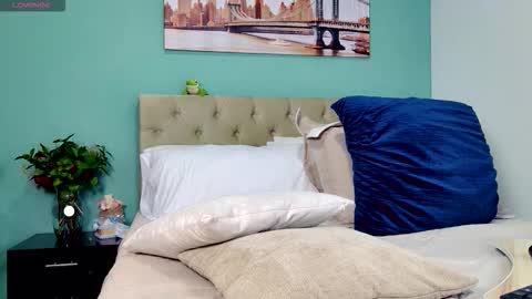 Yanella online show from 10/24/25, 09:00