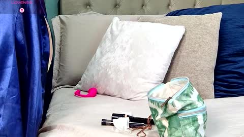 Yanella online show from 10/25/25, 11:07