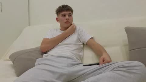 Snapshot of reeves_bae chatting on 11/24/25, 05:56 Alex online show from 11/24/25, 05:56