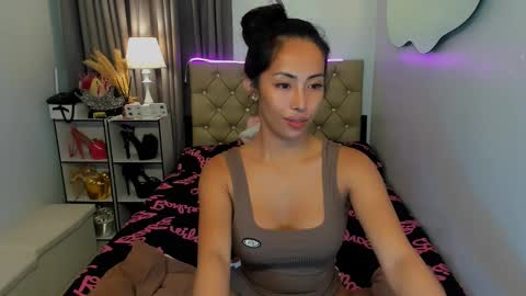 Snapshot of reighnempress chatting on 01/19/25, 05:37 reighnempress online show from 01/19/25, 05:37