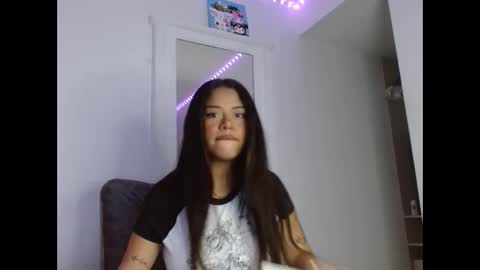 Snapshot of reina_reina chatting on 09/30/25, 02:05 reina_reina online show from 09/30/25, 02:05