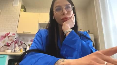 Snapshot of reinaiafrate chatting on 11/19/25, 07:52 Emma online show from 11/19/25, 07:52