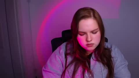 Snapshot of reinakitty_ chatting on 12/19/25, 02:13 Reina online show from 12/19/25, 02:13