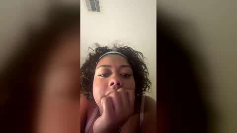 Snapshot of reinarica chatting on 04/29/26, 05:11 reinarica online show from 04/29/26, 05:11