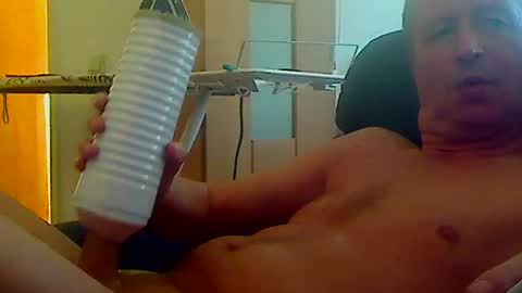 Snapshot of reini7211 chatting on 02/09/25, 12:52 reini7211 online show from 02/09/25, 12:52