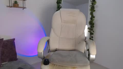 Snapshot of rem_evans chatting on 12/05/24, 02:09 Erika online show from 12/05/24, 02:09