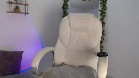 Snapshot of rem_evans chatting on 12/10/24, 02:48 Erika online show from 12/10/24, 02:48