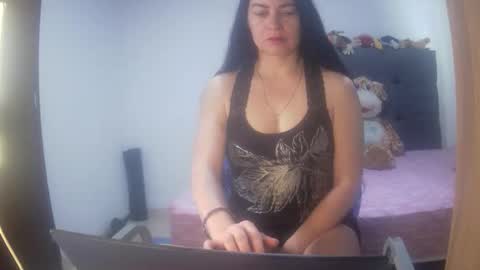 Snapshot of renata_hot1 chatting on 10/17/25, 06:10 renata_hot1 online show from 10/17/25, 06:10