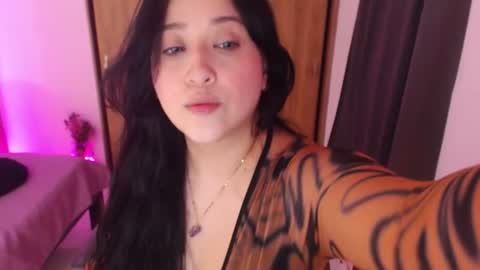 Snapshot of renata_ruiz chatting on 06/29/26, 04:19 online show from 06/29/26, 04:19