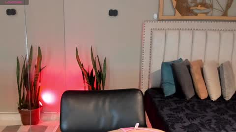 Snapshot of renataruiz_rr chatting on 02/05/25, 12:06 online show from 02/05/25, 12:06