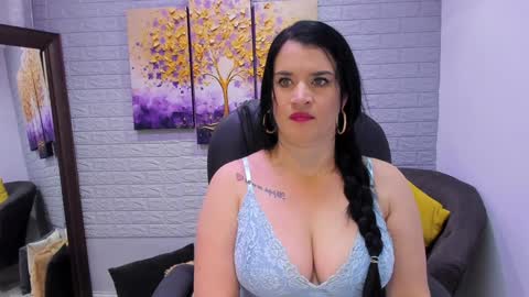 Snapshot of renataruiz_rr chatting on 02/08/25, 12:06 online show from 02/08/25, 12:06