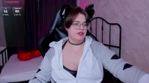 Snapshot of renee_turner chatting on 03/11/25, 09:34 renee_turner online show from 03/11/25, 09:34