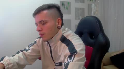 Snapshot of rennesanti chatting on 12/23/24, 03:29 R E N E online show from 12/23/24, 03:29