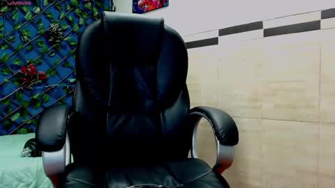 Snapshot of rennesanti chatting on 02/18/25, 10:27 R E N E online show from 02/18/25, 10:27