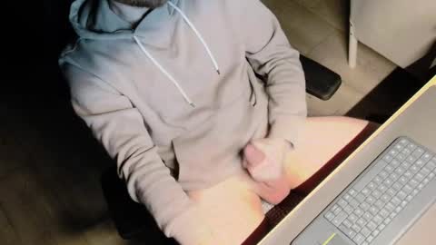 Snapshot of reswid chatting on 10/28/25, 10:01 reswid online show from 10/28/25, 10:01