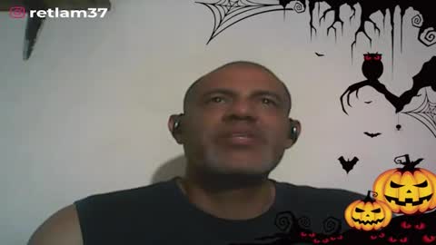 Snapshot of retlam37 chatting on 10/30/25, 03:52 Walter online show from 10/30/25, 03:52