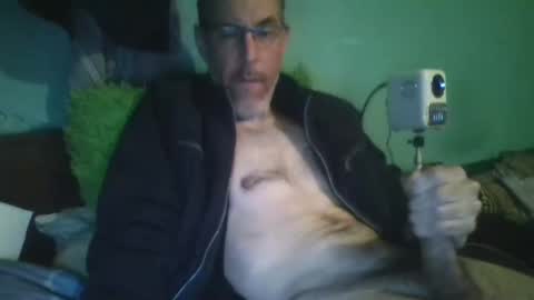 Snapshot of reyes_albert2006 chatting on 12/14/25, 06:12 reyes_albert2006 online show from 12/14/25, 06:12