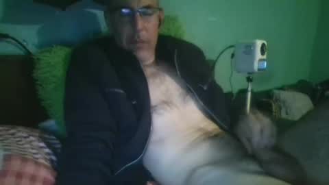 reyes_albert2006 online show from 04/19/26, 06:10