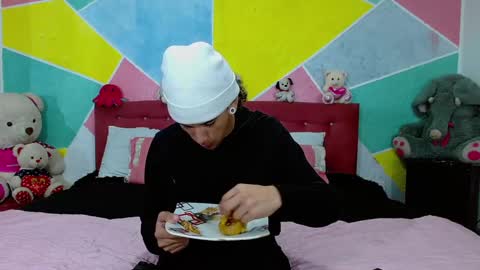 Snapshot of rich_de_la_rosa chatting on 12/17/24, 05:18 rich and kitty online show from 12/17/24, 05:18