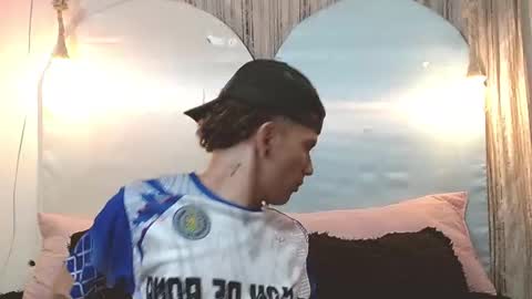 Snapshot of rich_de_la_rosa chatting on 12/15/25, 02:16 rich and kitty online show from 12/15/25, 02:16